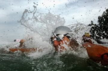 Competidores al inicio de Triatlón masculino durante los Juegos Asiáticos de Playa en Nai Yang Beach, en Phuket, Tailandia.