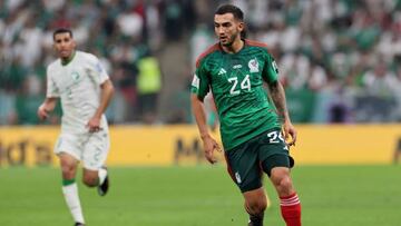 Luis Chávez, centrocampista de la Selección Mexicana, durante el duelo contra Arabia Saudita en Qatar 2022.