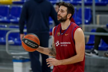 "Feliz por ver a Ricky en una pista. Es una excelente noticia única y exclusivamente para él y su proceso de recuperación. Ya está, poco más. Feliz como persona, también como institución y club. Contentos de que nos haya escogido. Todos nos ayudamos. Nosotros a él y él a nosotros”. Comentó Roger Grimau, entrenador del Barcelona, sobre el base nacido en El Masnou.