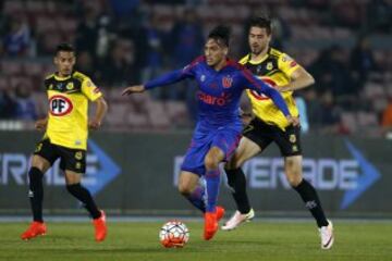 El jugador de Universidad de Chile, Luciano Monzon  controla el balon contra San Luis durante el partido amistoso en el estadio Nacional de Santiago, Chile.