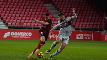 Izeta trata de quebrar a un defensor del Levante.