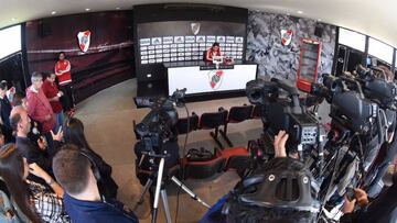 Muñeco Gallardo durante una conferencia de prensa como técnico de River Plate.