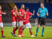 Escándalo, 12 minutos de revisión y dos árbitros piden la ‘baja’