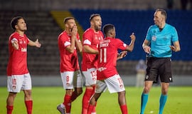 Escándalo, 12 minutos de revisión y dos árbitros piden la ‘baja’