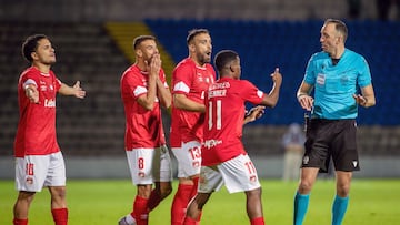 Ponta Delgada (Portugal), 18/12/2025.- Santa Clara`s players argue with the referee Joao Pinheiro during the Portugal Cup soccer match between Santa Clara and Sporting CP held at Saint Michael Stadium, Ponta Delgada, Portugal, 18 December 2025. EFE/EPA/EDUARDO COSTA