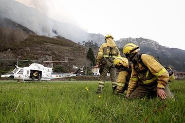 Bomberos de Asturias trabajan para extinguir las llamas en un incendio forestal en Toraño, Asturias (España). El Gobierno regional activó el pasado jueves por la noche  el Plan de Incendios Forestales del Principado de Asturias (INFOPA).