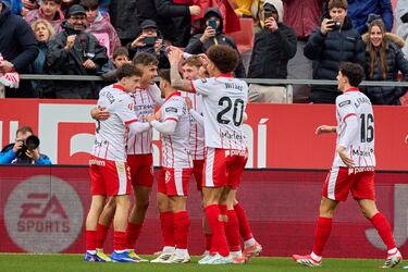El defensa del equipo de Montilivi hizo un gol en un disparo que no estaba claro si era un pase o remate a puerta. Además, fue un seguro en la banda ante un ataque tan peligroso como el del Athletic.