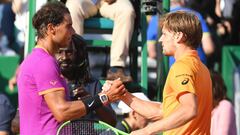 Rafael Nadal y David Goffin se saludan tras su partido en las semifinales del Masters 1.000 de Montecarlo 2017.