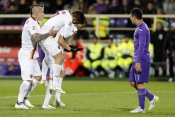 David Pizarro mira la celebración de los jugadores de la Roma
