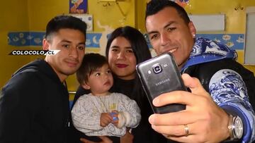 Esteban Paredes y Claudio Baeza visitaron el hospital Exequiel González.