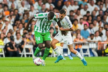 Dani Ceballos disputa un balón con William Carvalho en el último partido de Liga contra el Betis.