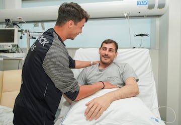 Oliver con Iker Casillas.