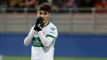 EIBAR (GIPUZKOA), 16/12/2025.- El delantero marroquí del Elche Adam Boayar celebra el primer gol de su equipo durante el partido de dieciseisavos de final de la Copa del Rey de fútbol entre Eibar y Elche, este martes en el estadio de Ipurua. EFE/ Juan Herrero