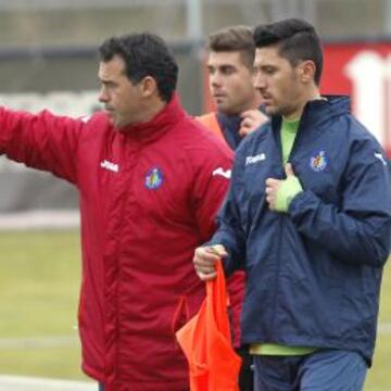 CAMBIOS. Luis García intenta dar con la tecla para revertir la racha. Pedro León y Ciprian escuchan.