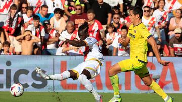 MADRID, 24/09/2023.- El senegalés del Rayo Vallecano Pathé Ciss (i) saca un balón ante el Villarreal durante el partido correspondiente a la jornada 6 de LaLiga que ambos clubes disputan este domingo en el Campo de Fútbol de Vallecas. EFE/ Zipi