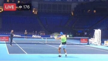 Rafa Nadal entrena sobre la pista r&aacute;pida del O2 de Londres para preparar las ATP Finals.