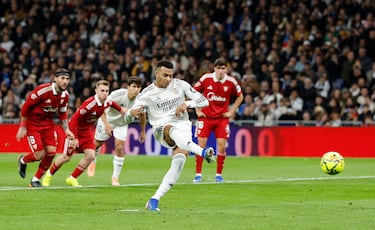 2-0. El delantero francés anota engañando a Odysseas Vlachodimos. Con este gol, Kylian Mbappé empata la plusmarca de Cristiano Ronaldo con 59 goles en un año natural.