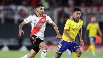 River Plate's midfielder Enzo Fernandez (L) vies for the ball with Boca Juniors' midfielder Guillermo Fernandez during their Argentine Professional Football League match at the Monumental stadium in Buenos Aires, on March 20, 2022. (Photo by ALEJANDRO PAGNI / AFP)
