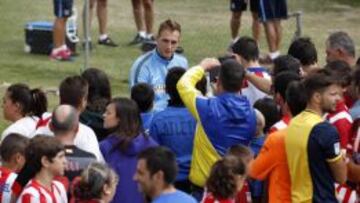 Oblak firma aut&oacute;grafos a los fans.