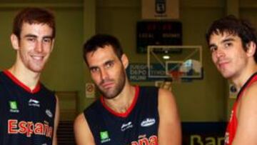 <b>CHICOS SANOS. </b>Víctor Claver, Fernando San Emeterio y Carlos Suárez comen fruta tras el entrenamiento.