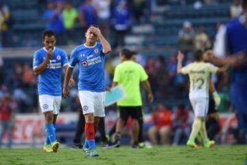 Todo pintaba para ser un tarde de festejo en la cancha del Azul. Los drigidos por Tomás Boy empezaron ganando 3-0 y terminaron peridiendo el encuentro 3-4 gracias a los goles de Oribe Peralta, Pablo Aguilar y un doblete de Silvio Romero.