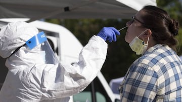 Boston (United States), 15/10/2020.- Melissa Leaston, Director of Nursing at the Whittier Street Health Center (L) administers a Coronavirus test to Caitlin Surprise of Jamaica Plain (L) at a pop up testing center in Boston, Massachusetts, USA, 15 October 2020.The recent rise in cases has prompted Boston's Mayor Marty Walsh to provide more testing sites for residents. (Estados Unidos) EFE/EPA/CJ GUNTHER
