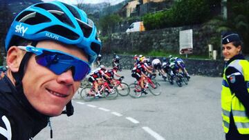 Chris Froome se hace un selfi al paso del pelotón en la última etapa de París-Niza, donde su compañero en el Sky Sergio Henao se hizo con la victoria en la clasificación general.