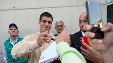 Spain's Carlos Alcaraz (C) signs autographs as he meets fans after winning his ATP Barcelona Open "Conde de Godo" tennis tournament singles match against Spain's Alejandro Davidovich at the Real Club de Tenis in Barcelona on April 21, 2023. (Photo by Josep LAGO / AFP)