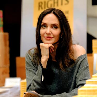 La reconocida actriz estadounidense no parece querer saber nada de parejas formales ni relaciones. Desde su ruptura sentimental con Brad Pitt no ha vuelto a mostrar indicios que inviten a pensar que haya reanudado su vida amorosa, y es que su divorcio y sus hijos ocupan prácticamente toda su atención; eso, y su carrera como actriz y directora, las cuales ha retomado.