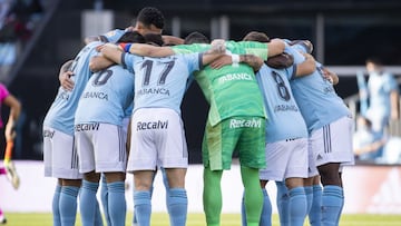 Conjura inicial del Celta antes del partido de LaLiga contra el Villarreal en Bala&iacute;dos.