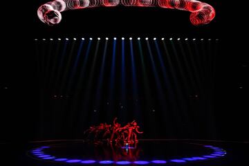 Acróbatas y artistas de la compañía de entretenimiento canadiense "Cirque du Soleil" durante un ensayo del espectáculo Messi10 basado en el delantero argentino Lionel Messi, en el Parc del Forum de Barcelona