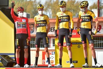 Primoz Roglic antes del inicio de etapa.