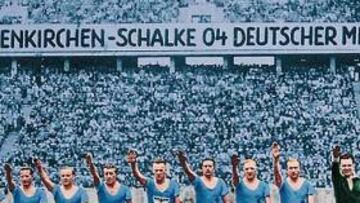 <b>CAMPEONES DEL III REICH. </b>El Schalke 04 de 1939, año en el que ganó su cuarta Liga como reza la pancarta, hace el saludo nazi en su estadio de Gluckauf-Kampfbahn.