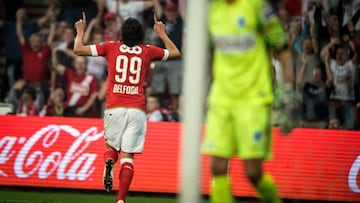 Belfodil celebra un gol con el Standard durante la Liga Belga. 