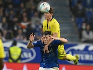 OVIEDO, 23/04/2026.- El defensa del Villarreal Pau Navarro (arriba) salta por un balón con el uruguayo Fede Viñas, del Oviedo, durante el partido de la jornada 33 de LaLiga de fútbol que Real Oviedo y Villarreal CF disputan este jueves en el estadio Carlos Tartiere. EFE/Eloy Alonso