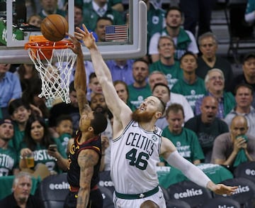 Aron Baynes intenta detener la bandeja de George Hill. Su aporte en la noche fue de 6 puntos y 7 rebotes. 