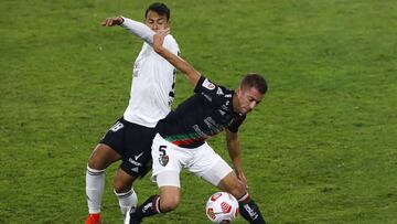 Futbol, Colo Colo vs Palestino
Fecha 7, campeonato Nacional 2021.
El jugador de Colo Colo Ivan Morales, izquierda, disputa el balon con Agustin Farias de Palestino durante el partido de primera division disputado en el estadio Monumental de Santiago, C