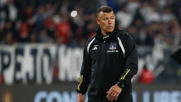AMDEP4390. SANTIAGO (CHILE), 13/08/2024.- El director técnico Jorge Almirón de Colo Colo camina este martes, al final del partido de ida de octavos de final de la Copa Libertadores entre Colo Colo y Junior en el estadio Monumental en Santiago (Chile). EFE/ Elvis González