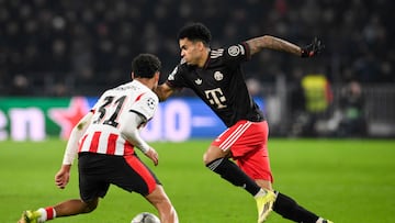 Bayern Munich's Colombian forward #14 Luis Diaz (R) fights for the ball during the UEFA Champions League league phase day 8 football match between PSV Eindhoven and Bayern Munich at Philips Stadion in Eindhoven on January 28, 2026. (Photo by JOHN THYS / AFP)