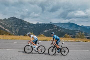 Los corredores del Movistar Team masculino y femenino se han concentrado en los Pirineos y Navarra para preparar la vuelta de la competición tras el parón provocado por la pandemia. 