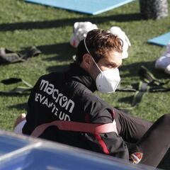 Campaña encadena la sanción con una lesión; baja ante el Betis