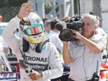 Lewis Hamilton feliz con la pole. 