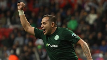 Al más puro estilo del deporte estadounidense, Daniel Osorno aprovechó el medio tiempo del partido de Leyendas de México y España para pedir matrimonio a su novia.