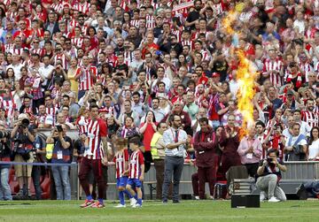 El 21 de mayo de 2017 era un partido con una connotaciones emocionales indudables, el último de competición oficial en el estadio Vicente Calderón, el hogar durante 50 años del Atlético de Madrid. Era la despedida contra el Athletic Club. Y ahí lució Fernando Torres, con dos de los tres goles de su equipo en apenas dos minutos, del 8 al 10. 
"Decimos adiós a nuestra casa, a este Calderón que tanto queremos, al que muchos llegamos de la mano de nuestro abuelo y hoy venimos con 
nuestros hijos, padres y amigos. Hoy enterramos miles de recuerdos en 
este campo, en el Paseo de los Melancólicos, los puentes... Infinidad 
de historias", remarcó el delantero. 
