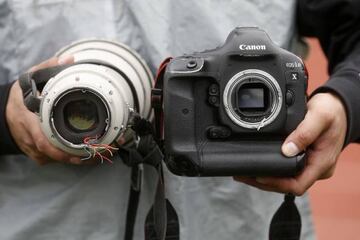 El reportero grafico del diario La Cuarta Fernando Campos muestra su camara destruida por el jugador de Universidad de Chile Mauricio Pinilla