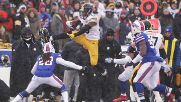 ORCHARD PARK, NY - DECEMBER 11: Le'Veon Bell #26 of the Pittsburgh Steelers jumps over Ronald Darby #28 of the Buffalo Bills during the second half at New Era Field on December 11, 2016 in Orchard Park, New York. Brett Carlsen/Getty Images/AFP
== FOR NEWSPAPERS, INTERNET, TELCOS & TELEVISION USE ONLY ==