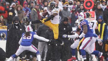 ORCHARD PARK, NY - DECEMBER 11: Le&#039;Veon Bell #26 of the Pittsburgh Steelers jumps over Ronald Darby #28 of the Buffalo Bills during the second half at New Era Field on December 11, 2016 in Orchard Park, New York.   Brett Carlsen/Getty Images/AFP
 == FOR NEWSPAPERS, INTERNET, TELCOS &amp; TELEVISION USE ONLY ==