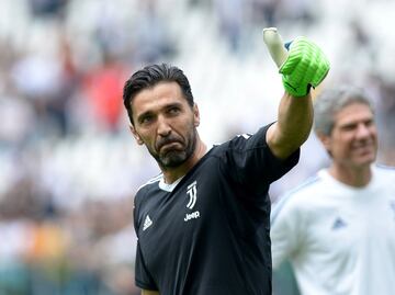 Soccer Football - Serie A - Juventus vs Hellas Verona - Allianz Stadium, Turin, Italy - May 19, 2018   Juventus' Gianluigi Buffon gestures during the warm up before the match    REUTERS/Massimo Pinca