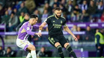 VALLADOLID, SPAIN - DECEMBER 30: Karim Benzema of Real Madrid rduels for the ball with Roque Mesa of Real Valladolid during the LaLiga Santander match between Real Valladolid CF and Real Madrid CF at Estadio Municipal Jose Zorrilla on December 30, 2022 in Valladolid, Spain. (Photo by Juan Manuel Serrano Arce/Getty Images)