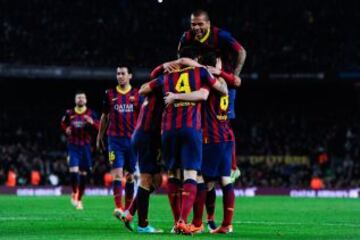 Pedro Rodríguez celebra con sus compañeros el gol marcado al Rayo Vallecano, cuarto para el conjunto azulgrana